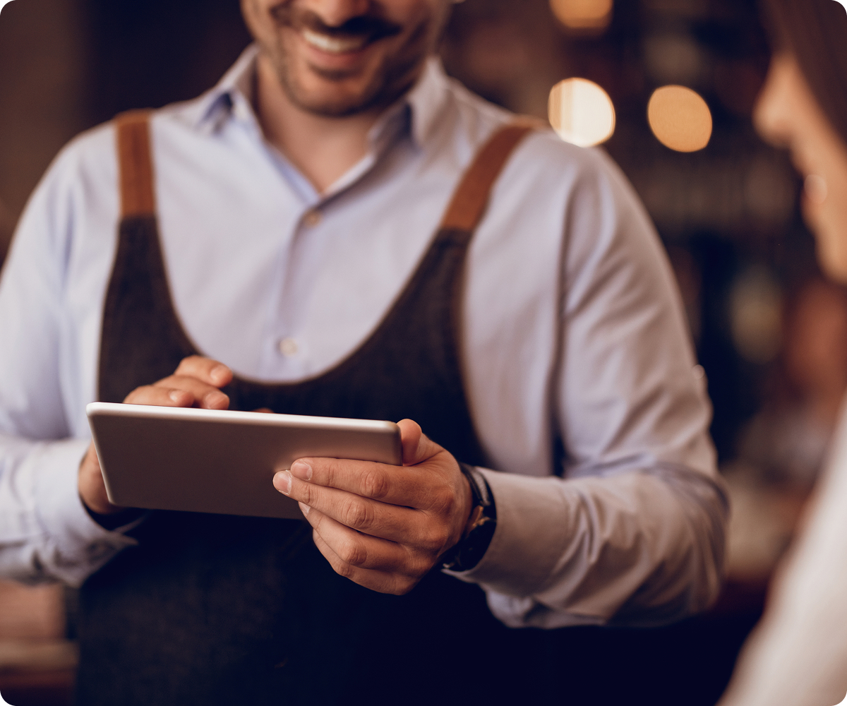 Homme prenant des notes dans un café